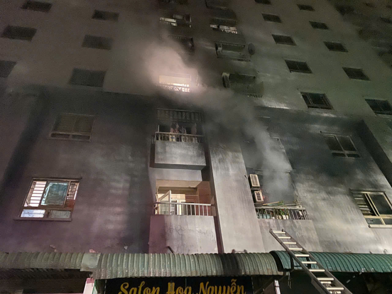 Kịp thời hướng dẫn thoát nạn 4 người tại vụ cháy nhà tầng 2 chung cư ở Thanh Trì -1