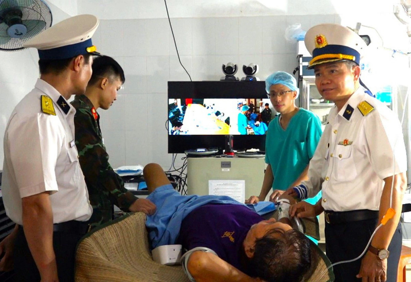 Trung tâm Y tế Trường Sa cấp cứu ngư dân Bình Định tai nạn lao động gần đứt lìa chân phải -0