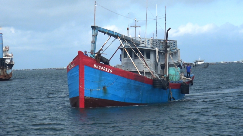 Phối hợp bắt giữ tàu chở dầu không có giấy tờ hợp pháp -0