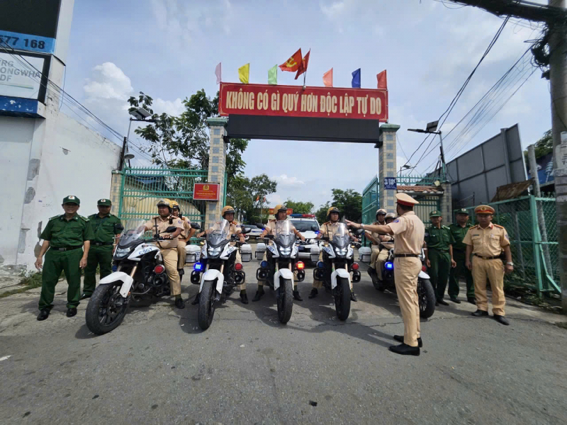 Xuyên đêm, xuyên lễ để những chuyến xe về miền tây an toàn -0