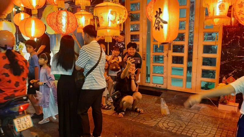 Nhộn nhịp khách tham quan lên Phố lồng đèn Lương Nhữ Học đón Trung thu -7