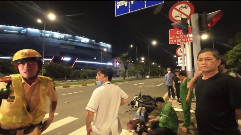 Va chạm với xe cứu thương, nữ hành khách đi grap bị thương nặng -0