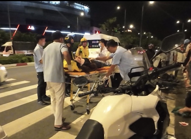 Va chạm với xe cứu thương, nữ hành khách đi grap bị thương nặng -1