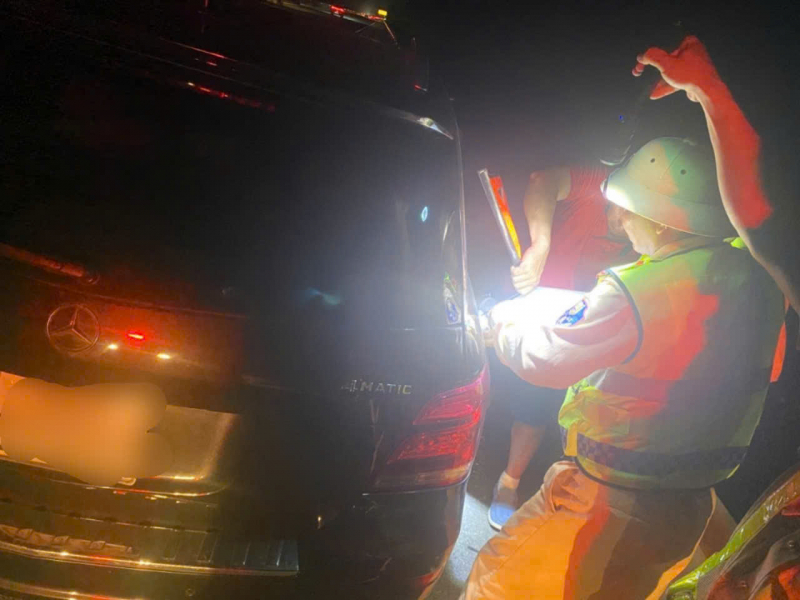 Lái xe hết xăng, nổ lốp trên cao tốc được CSGT hỗ trợ -0