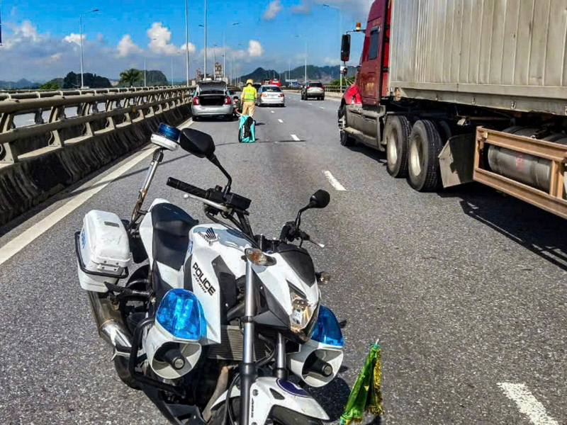 Lái xe hết xăng, nổ lốp trên cao tốc được CSGT hỗ trợ -0