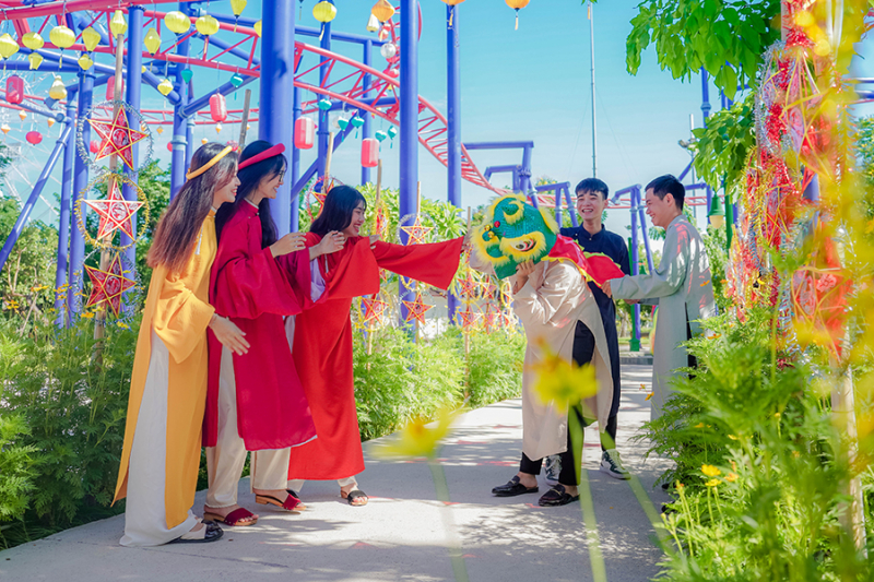 Giới trẻ đón Trung thu “sớm” tại Da Nang Downtown -0