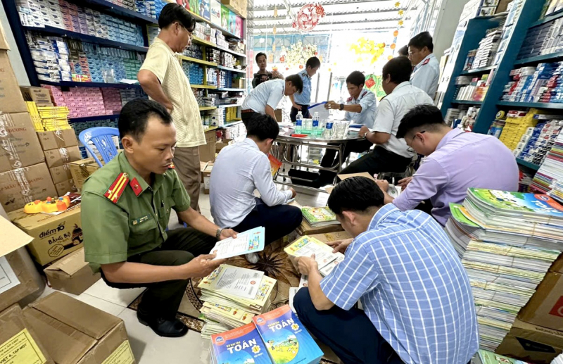 Phát hiện trên 2.600 quyển sách giáo khoa giả -0