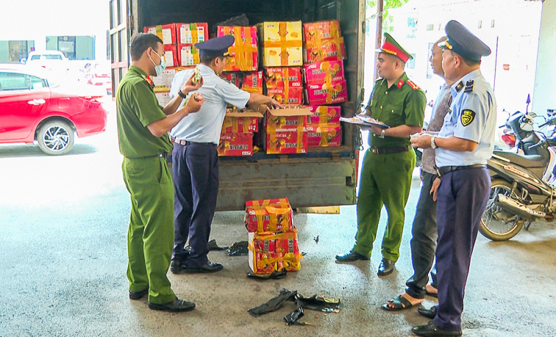 Kiểm tra xe ô tô phát hiện 12.000 bánh trung thu không rõ nguồn gốc -1
