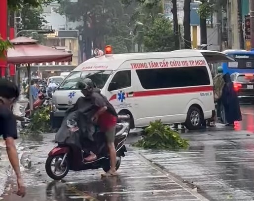 Hàng loạt sự cố trong cơn mưa to gió lớn, 1 phụ nữ bị nhánh cây đè nguy kịch -0