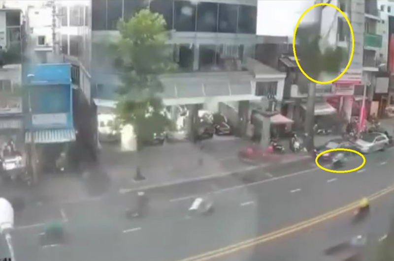 Người phụ nữ bị cành cây rơi trúng người trong mưa dông đã không qua khỏi -0