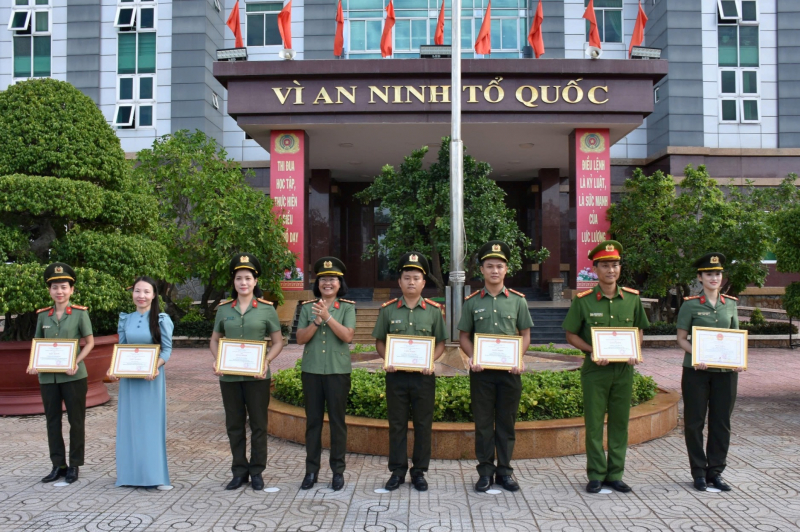 Bài dự thi dài 280 trang viết tay đạt giải Nhất cuộc thi tìm hiểu pháp luật về căn cước -0