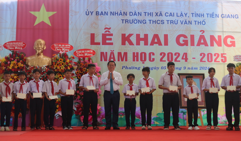 Chủ tịch Quốc hội dự Lễ khai giảng tại Vĩnh Long -1