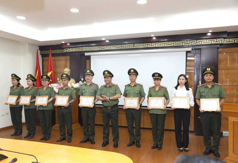 Cục Hậu cần trao giải cuộc thi viết “Tìm hiểu Luật căn cước trong Công an nhân dân” -0