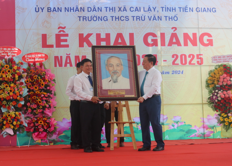 Chủ tịch Quốc hội dự Lễ khai giảng tại Vĩnh Long -0