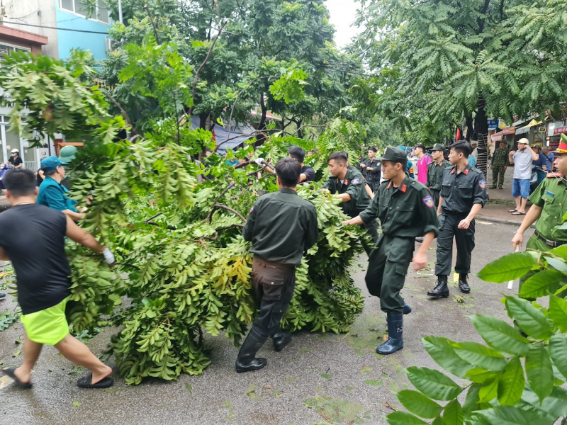 Cảnh sát cơ động trắng đêm sơ tán dân, chung tay khắc phục hậu quả sau bão -1