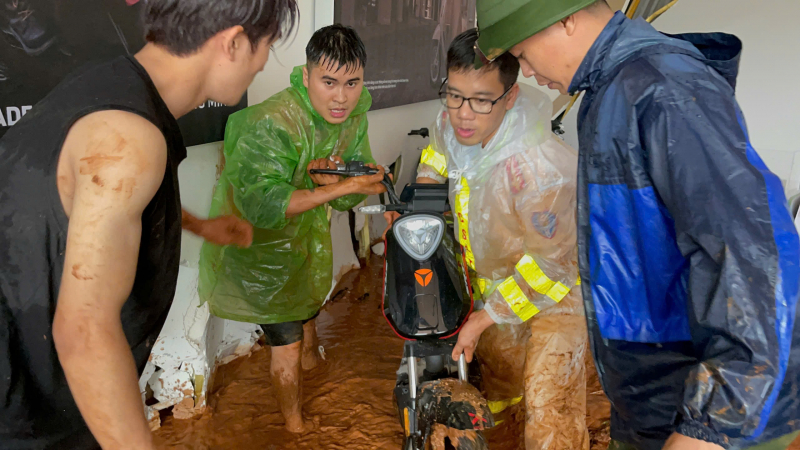 Công an tỉnh Sơn La “căng mình” hỗ trợ nhân dân di chuyển tài sản trong mưa bão -1