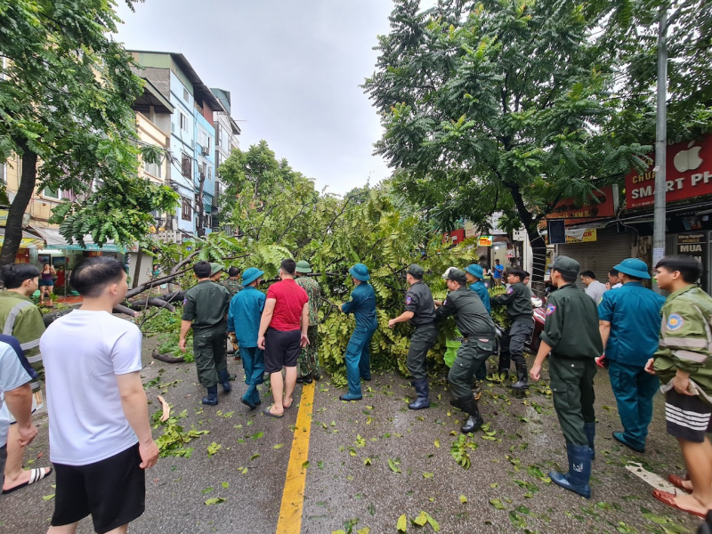 Cảnh sát cơ động trắng đêm sơ tán dân, chung tay khắc phục hậu quả sau bão -2