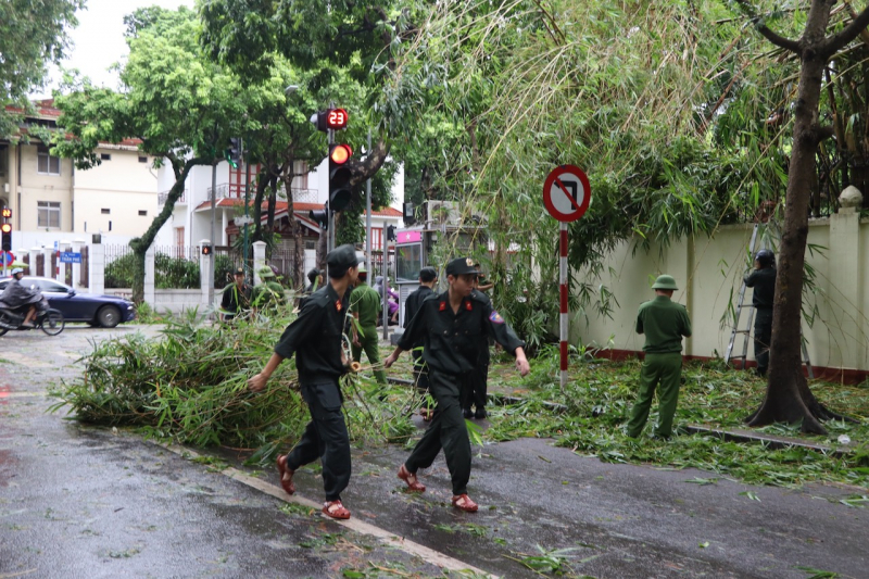 Cảnh sát cơ động trắng đêm sơ tán dân, chung tay khắc phục hậu quả sau bão -0