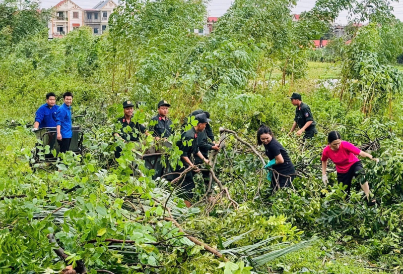 Cảnh sát cơ động trắng đêm sơ tán dân, chung tay khắc phục hậu quả sau bão -0