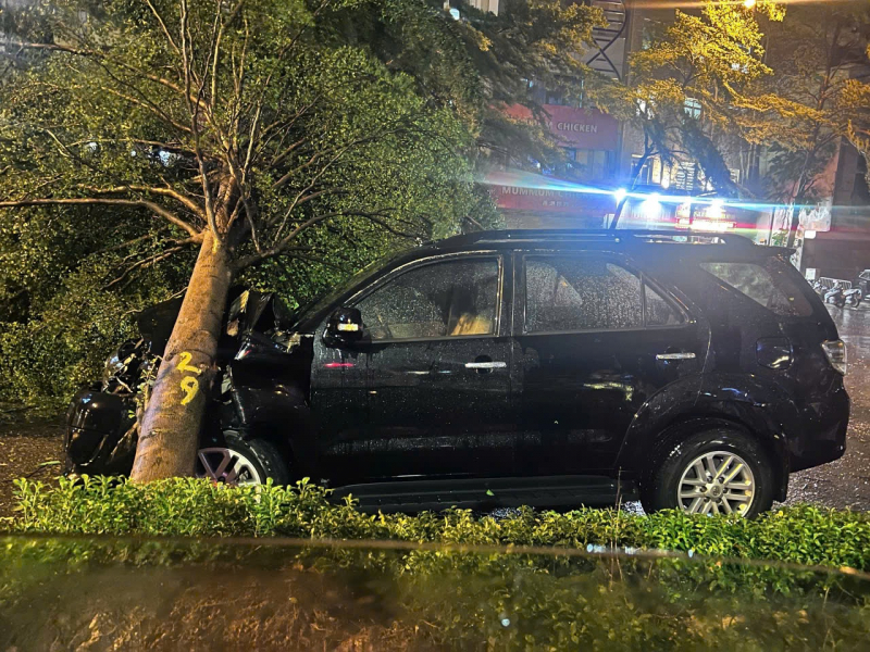 Cảnh sát giao thông cứu kịp thời 1 lái xe bị cây đổ trên Đường Láng -0