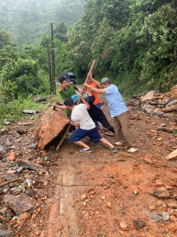 Mưa lớn gây sập nhà dân tại Quang Thuận -1