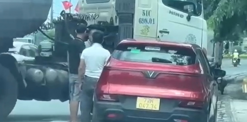 Tài xế xe container chặn đầu, dừng xe giữa Quốc lộ, tấn công tài xế ô tô con -0