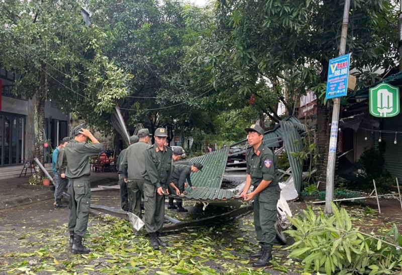 Cảnh sát cơ động trắng đêm sơ tán dân, chung tay khắc phục hậu quả sau bão -3