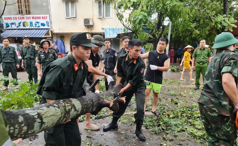 Hơn 100.000 lượt CBCS Công an dầm mình trong mưa bão, tạo điểm tựa vững chãi cho người dân -1