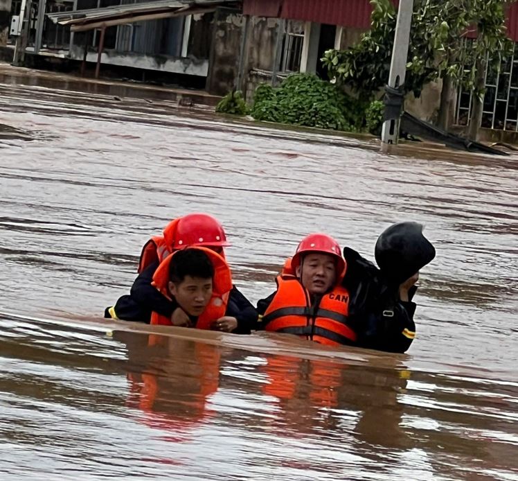 Xúc động hình ảnh người chiến sĩ giúp dân trong bão, lũ -0