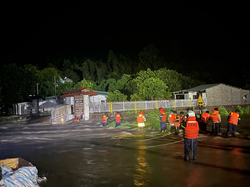 Giải cứu 3 người bị cô lập bởi nước suối tại Tam Đảo -2