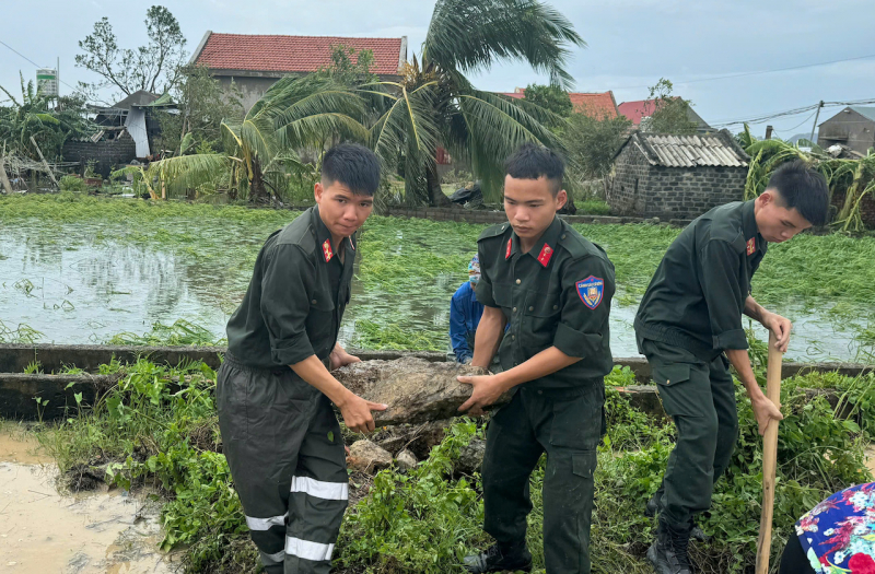 Cảnh sát cơ động trắng đêm sơ tán dân, chung tay khắc phục hậu quả sau bão -1