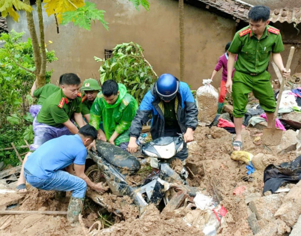 Công an Lạng Sơn trắng đêm ứng cứu người dân vùng úng ngập -0