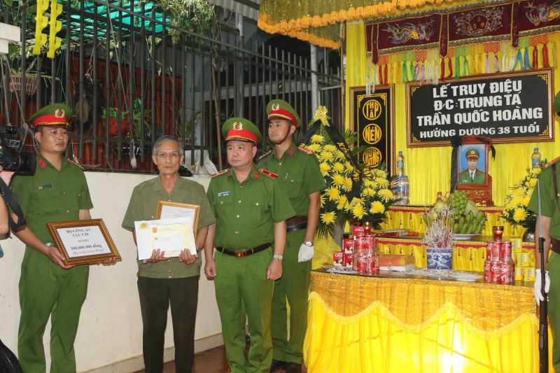 Chủ tịch nước truy tặng Huân chương Bảo vệ Tổ quốc hạng Nhì cho Trung tá Trần Quốc Hoàng -0