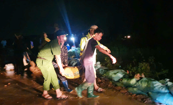  Công an huyện Lục Nam xuyên đêm hỗ trợ nhân dân đắp đê chống bão lũ -0