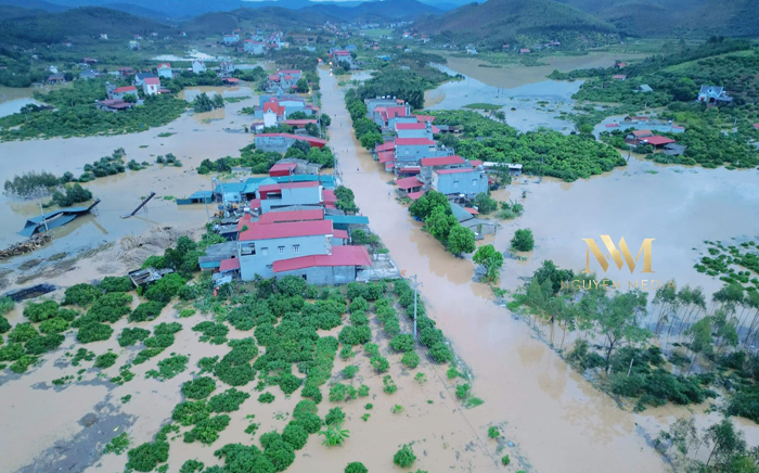  Công an huyện Lục Nam xuyên đêm hỗ trợ nhân dân đắp đê chống bão lũ -0