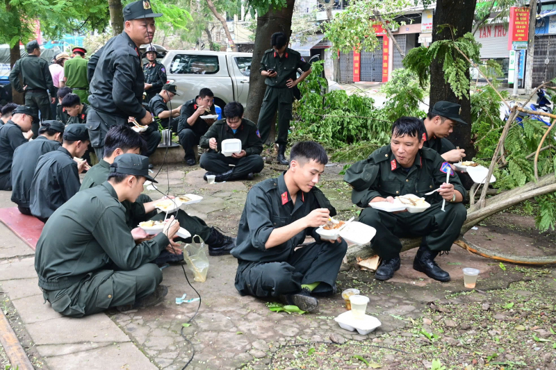 Hải Phòng vẫn ngổn ngang sau bão -0