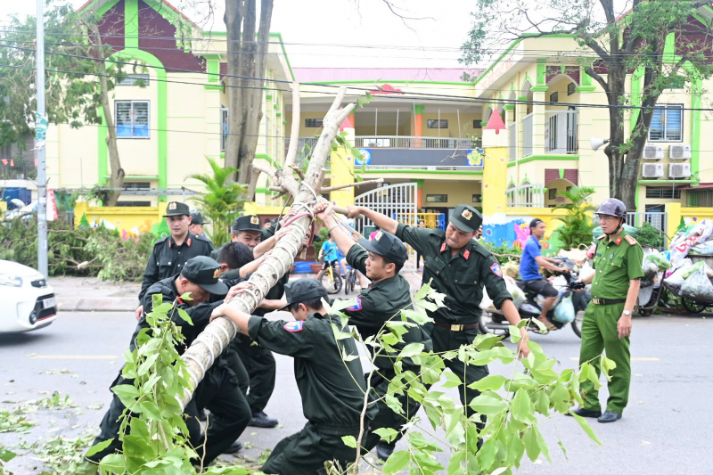 Hải Phòng vẫn ngổn ngang sau bão -0