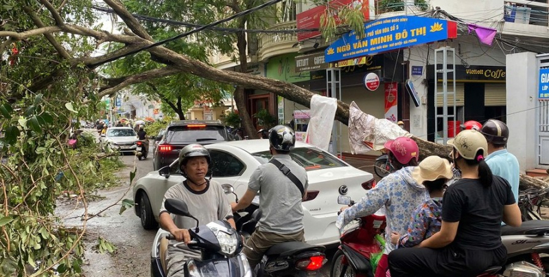 Hải Phòng vẫn ngổn ngang sau bão -1