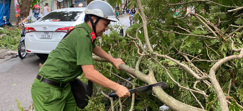 Hải Phòng vẫn ngổn ngang sau bão -0