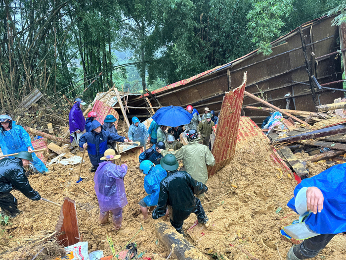 Toàn lực lượng Công an tỉnh Lào Cai dồn sức giúp đỡ nhân dân khắc phục hậu quả, tìm kiếm người mất tích -0