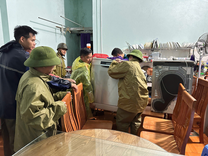 Toàn lực lượng Công an tỉnh Lào Cai dồn sức giúp đỡ nhân dân khắc phục hậu quả, tìm kiếm người mất tích -1