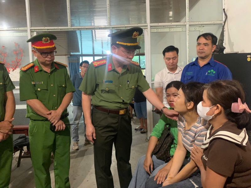 Nhói đau những tiếng khóc xé lòng tìm kiếm các nạn nhân vụ sập cầu Phong Châu -0