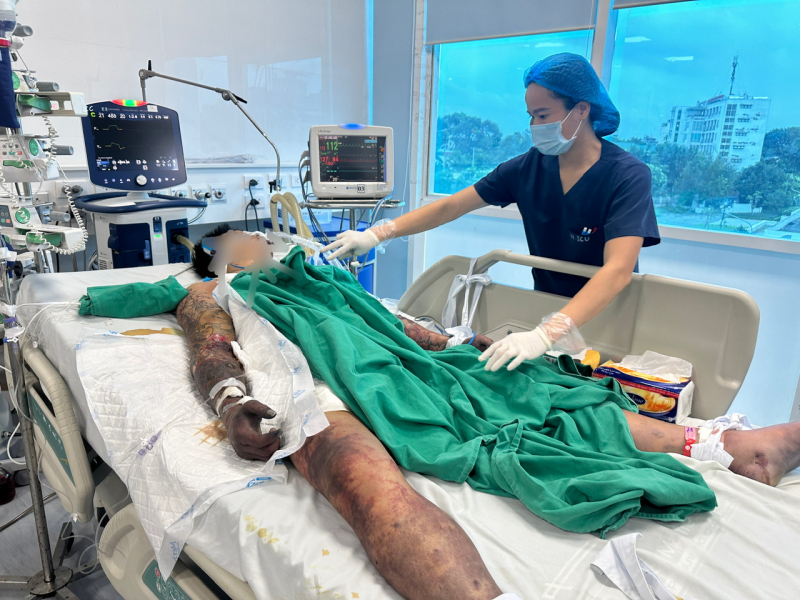 Ăn tiết canh mùng 1 lấy may, nam thanh niên nguy kịch -0