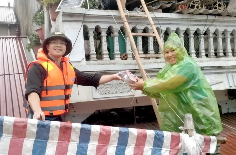 Công an Lạng Sơn trắng đêm ứng cứu người dân vùng úng ngập -3