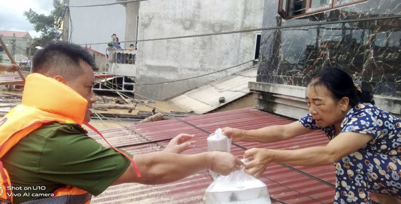 Công an Lạng Sơn trắng đêm ứng cứu người dân vùng úng ngập -5