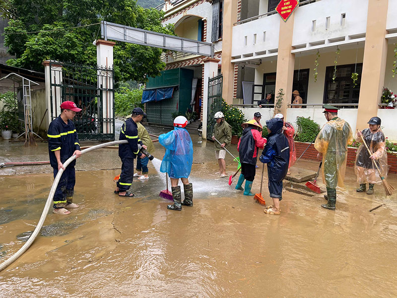 Công an Lạng Sơn kề vai sát cánh cùng người dân vượt qua cơn bão số 3 -0