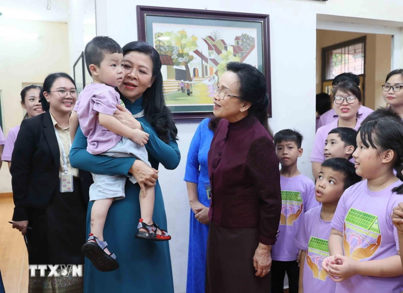 Hai Phu nhân Tổng Bí thư, Chủ tịch nước Việt Nam và Lào thăm làng trẻ em -2