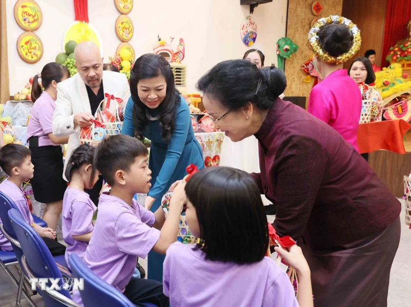 Hai Phu nhân Tổng Bí thư, Chủ tịch nước Việt Nam và Lào thăm làng trẻ em -4