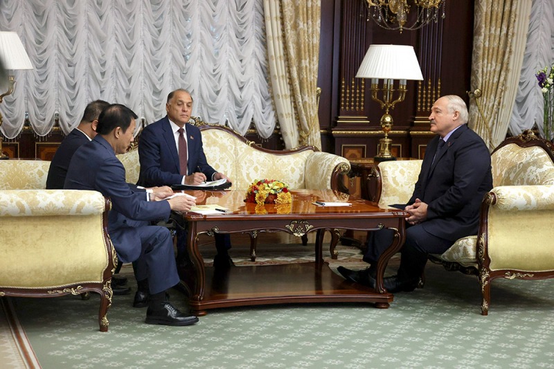 Minister Luong Tam Quang pays courtesy visit to Belarusian President -0
