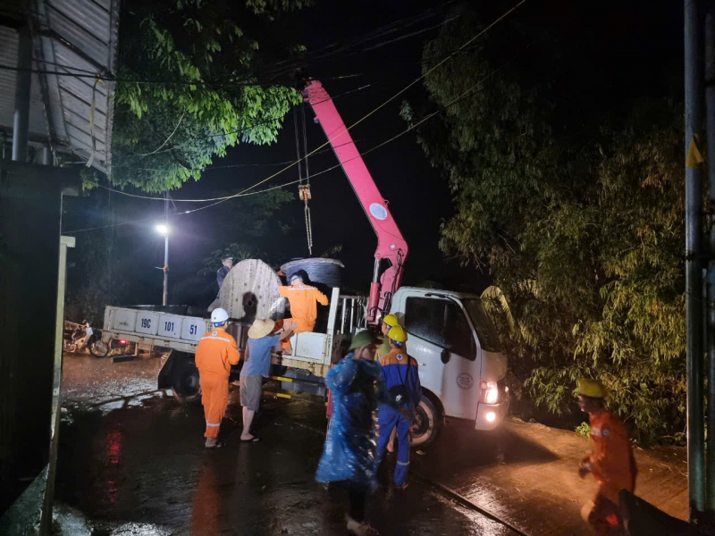 Những chuyện chưa kể ở đêm trắng cầu Phong Châu -0